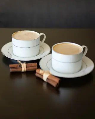 İki fincan salep ve tarçın çubukları