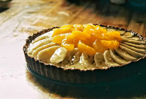 Mango dilimleriyle süslü tart