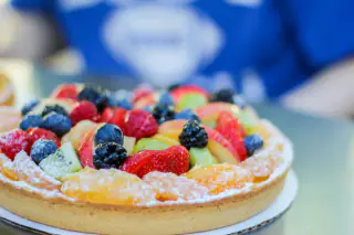 Çilek, yaban mersini ve kivili meyveli tart