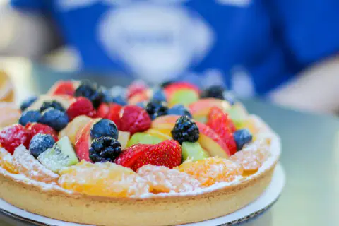 Çilek, yaban mersini ve kivili meyveli tart