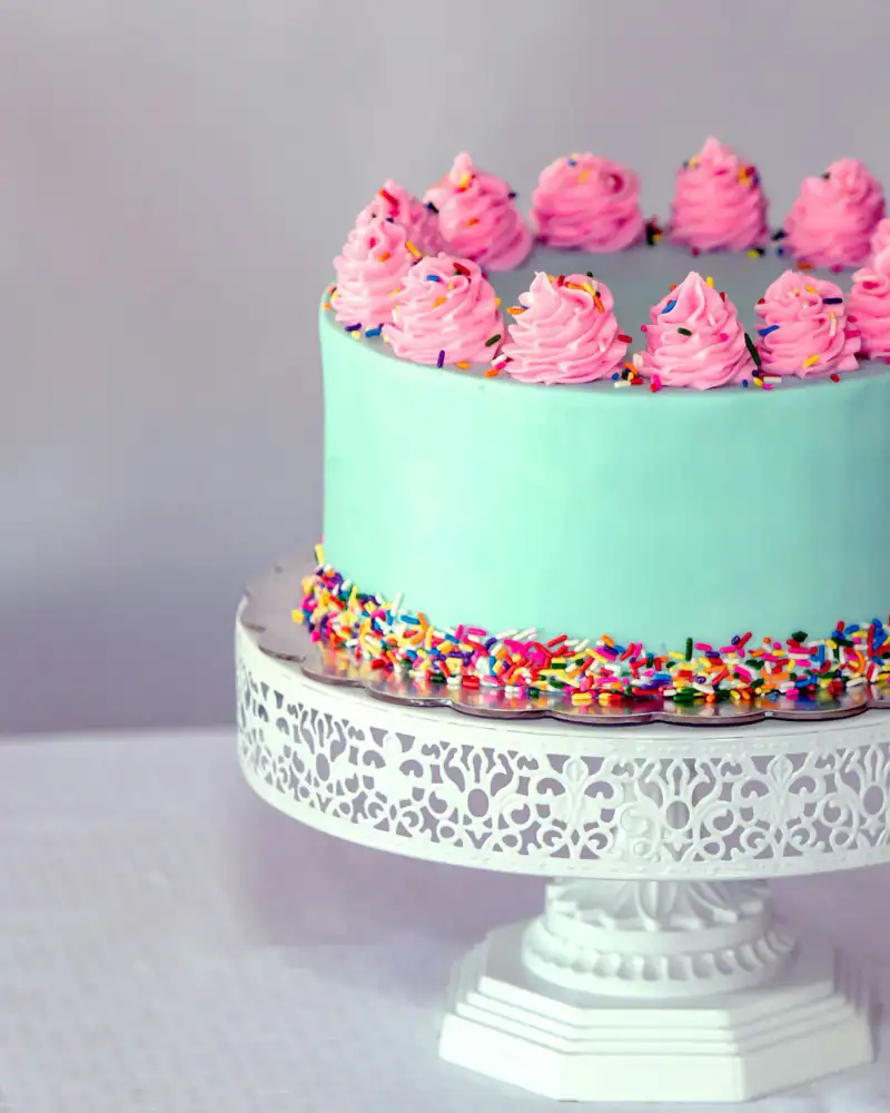 Pembe kremalı ve renkli şeker kenarlı mint yeşili pasta