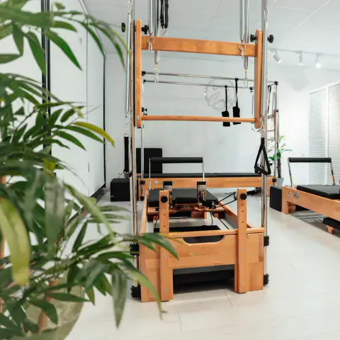 Reformer ve cadillac aletlerinin bulunduğu aydınlık stüdyo